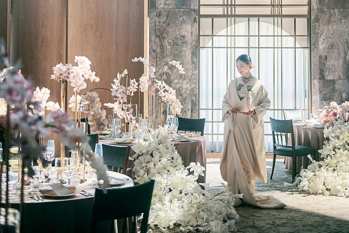 Bride in the banquet room at THE CLASSICA GOEN, under the two-storey chandelier